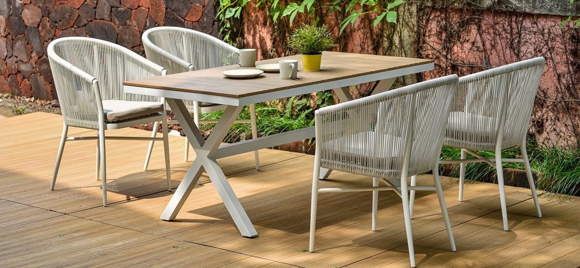 Can choosing outdoor tables and chairs with DDP (Delivered Duty Paid) shipping method help save costs?